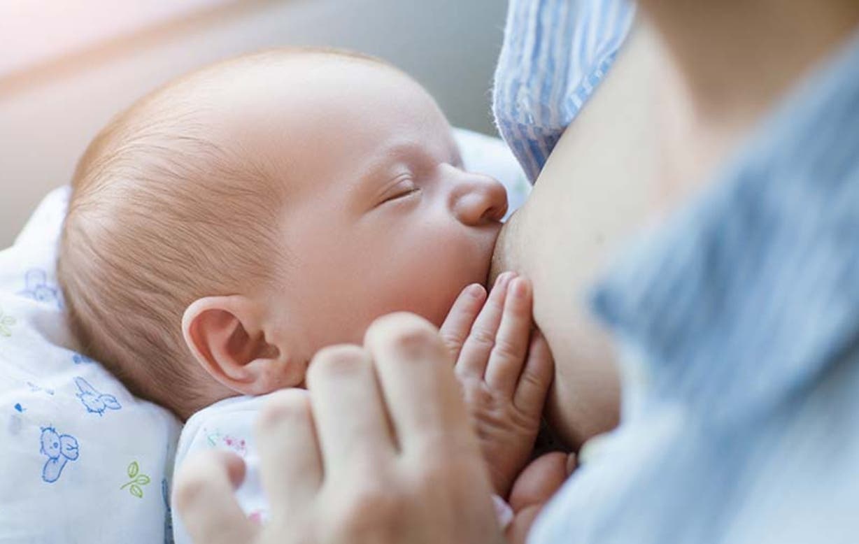 Lactancia materna juega papel crucial como defensa ante patógenos como Covid-19