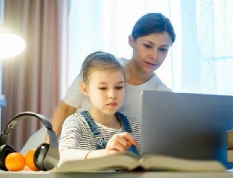 Expertos exhortan a padres vigilar educación  virtual
