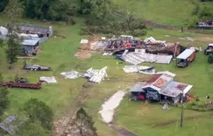 Tras paso de huracán Laura, residentes de Luisiana estarán sin luz ni agua durante semanas