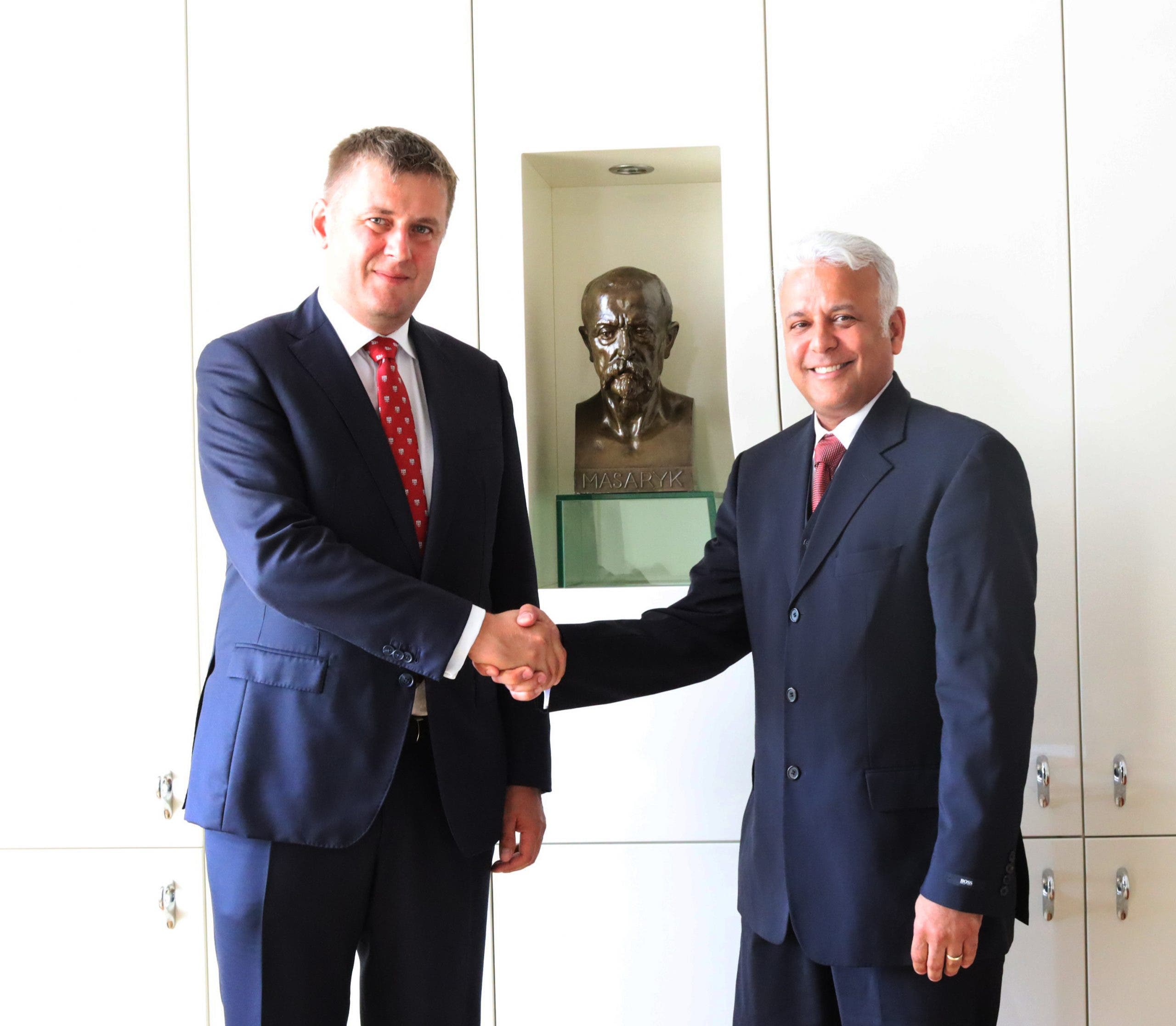 Ariosto Sosa D´ Meza se reúne con ministro de Relaciones Exteriores de la República Checa