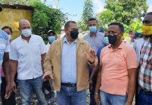 Alcalde Carlos Guzmán visita familias afectadas por la tormenta Laura y promete viviendas