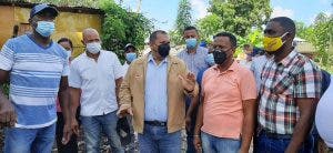 Alcalde Carlos Guzmán visita familias afectadas por la tormenta Laura y promete viviendas