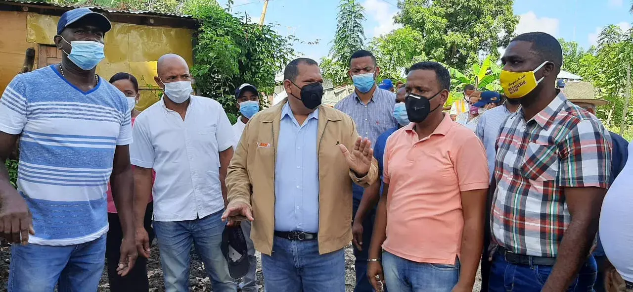 Alcalde Carlos Guzmán visita familias afectadas por la tormenta Laura y promete viviendas