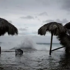 Evacuaciones en la costa de EEUU antes de llegada de Laura