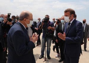 Gritos contra políticos libaneses durante visita de presidente de Francia a Beirut