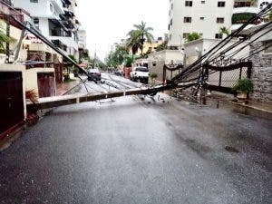 Edes trabajan en reestablecer servicio energético tras paso de la tormenta Laura