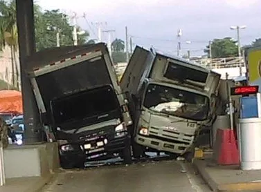 Conductores de camiones que colisionaron en peaje van a la Justicia por temeridad