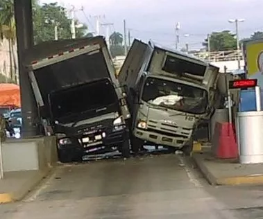 Dos camiones quedan atascados tras intentar pasar al mismo tiempo por el peaje del KM 25 de la Autopista Duarte