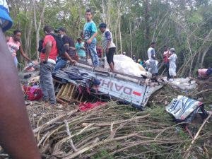 Accidente en Barahona deja al menos cinco muertos y una docena de heridos