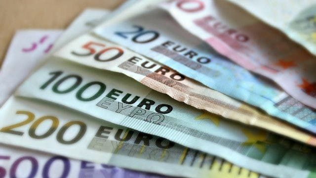 El euro persiste a la baja, pero defiende la franja de los 1,18 dólares     