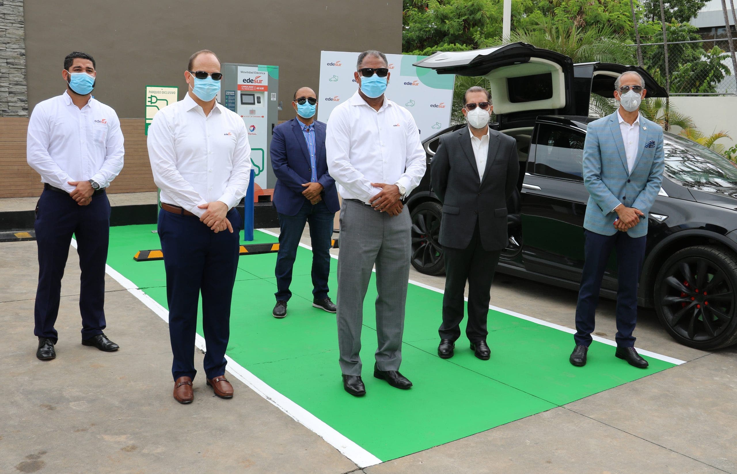 EDESUR celebra su 21 años instalando su primer cargador para vehículos eléctricos