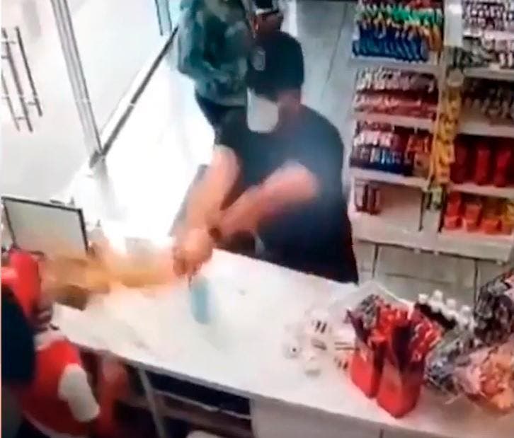 Ministerio Público activa arresto contra joven lanza café caliente a empleada de una tienda