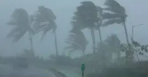 Huracán Elsa disminuirá levemente su velocidad este sábado en horas de la tarde