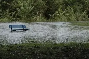 Laura se degrada a tormenta tropical en el sur de Estados Unidos     