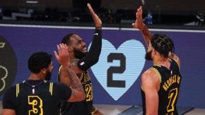 Lakers dominan a Blazers 135-115 en el Día de Kobe Bryant