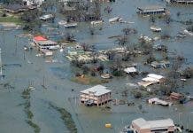 Laura descarga lluvias como depresión tropical tras impacto en Luisiana     