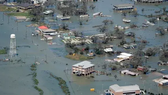 Laura descarga lluvias como depresión tropical tras impacto en Luisiana     