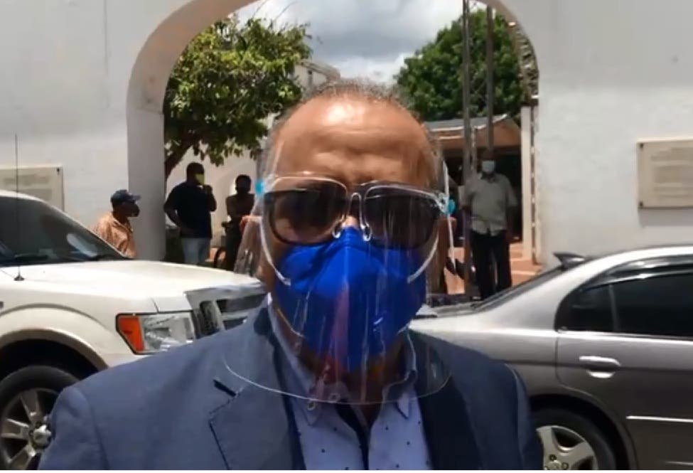 Ministro de Salud da la callada por respuesta a periodistas cubren Palacio