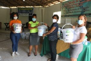 Entregan kits de higiene y alimentación a familias en San Cristóbal