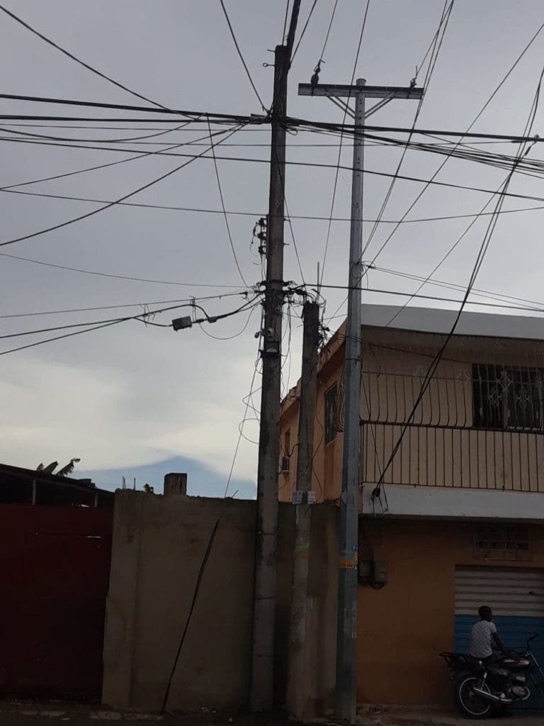Residentes de barrio Altagracia II en Sabana Perdida denuncian apagones por más de 48 horas