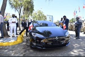 Vídeo donde supuestamente se observa a Abinader mientras conduce su Tesla genera reacciones a favor y en contra