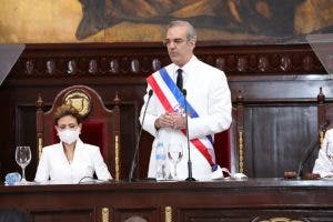 Abinader asume la Presidencia dominicana en plena crisis causada por la COVID