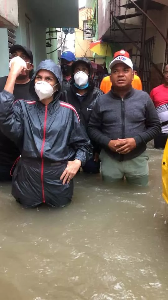 Alcaldesa Carolina Mejía supervisa barrios y puntos vulnerables ante paso de la tormenta Laura