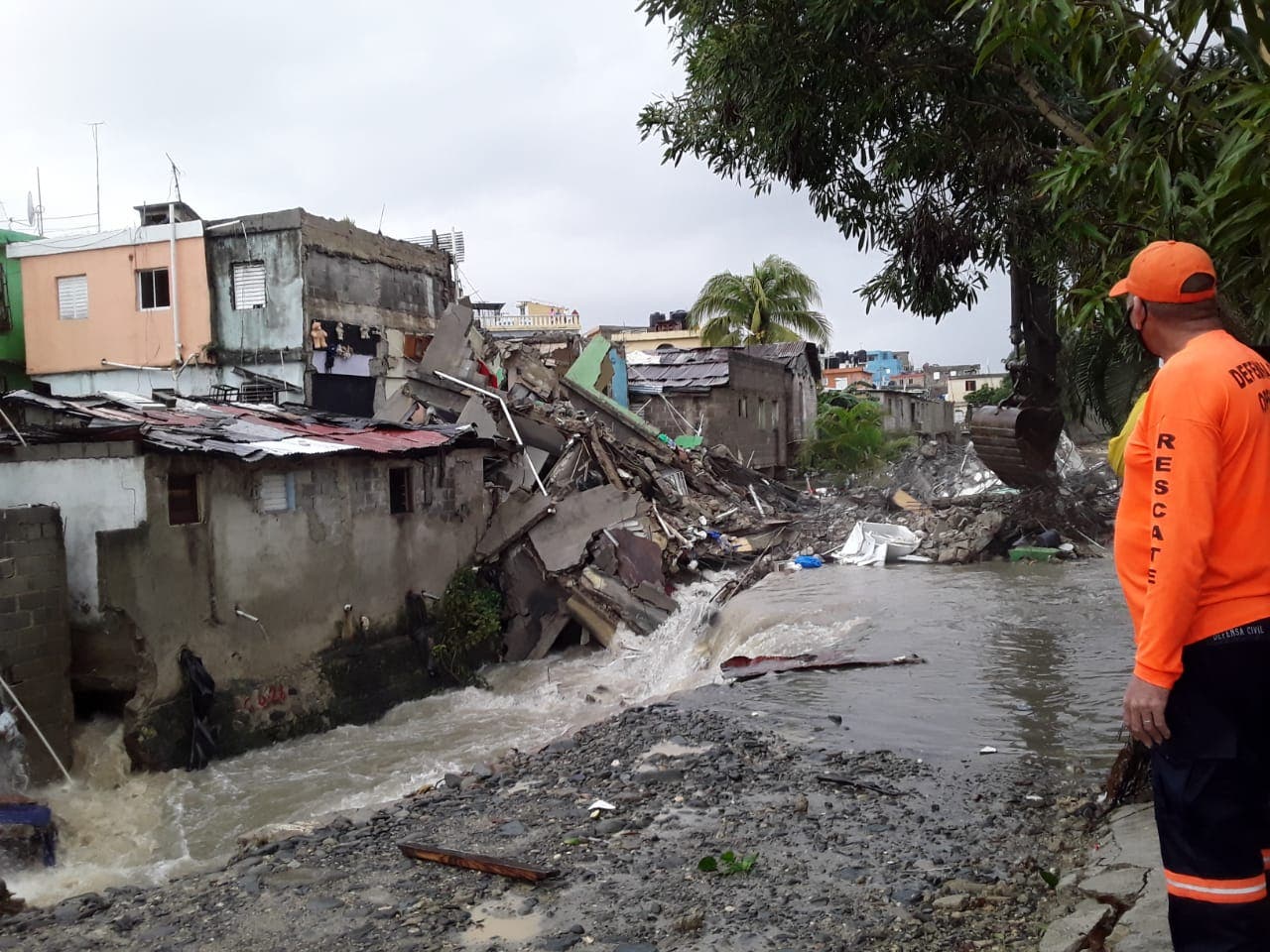 Una docena de viviendas colapsan tras crecida de cañada en Los Ríos