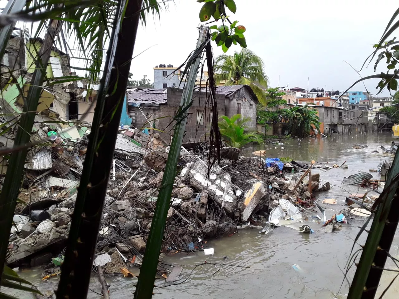 Laura deja tres muertos, 1,050 evacuados, 210 casas afectadas y 20 provincias en alerta roja