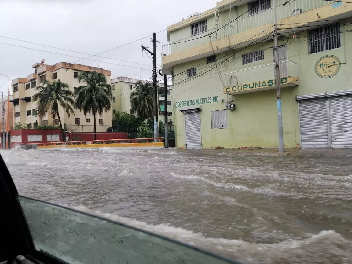 Laura deja fallas de energía eléctrica, agua potable y torrenciales lluvias en su paso por RD