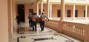 Personal labora en acondicionamiento de algunas aéreas del Palacio Nacional