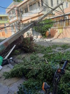 Barrio Katanga en Los Mina sin energía eléctrica tras paso de tormenta tropical Laura