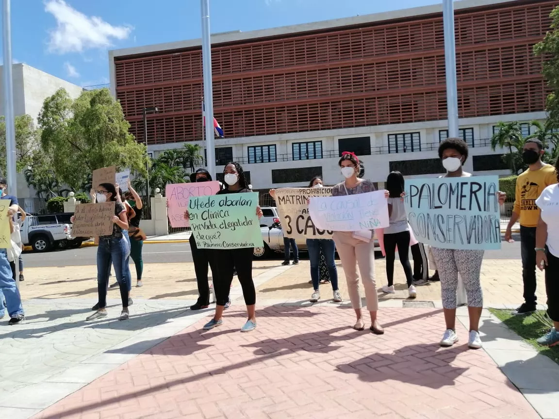 Evangélicos y feministas vuelven al Congreso por tema del aborto