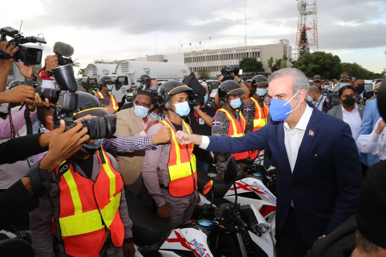 Abinader anuncia aumento de 10% incentivos a militares y policías que enfrentan crisis sanitaria