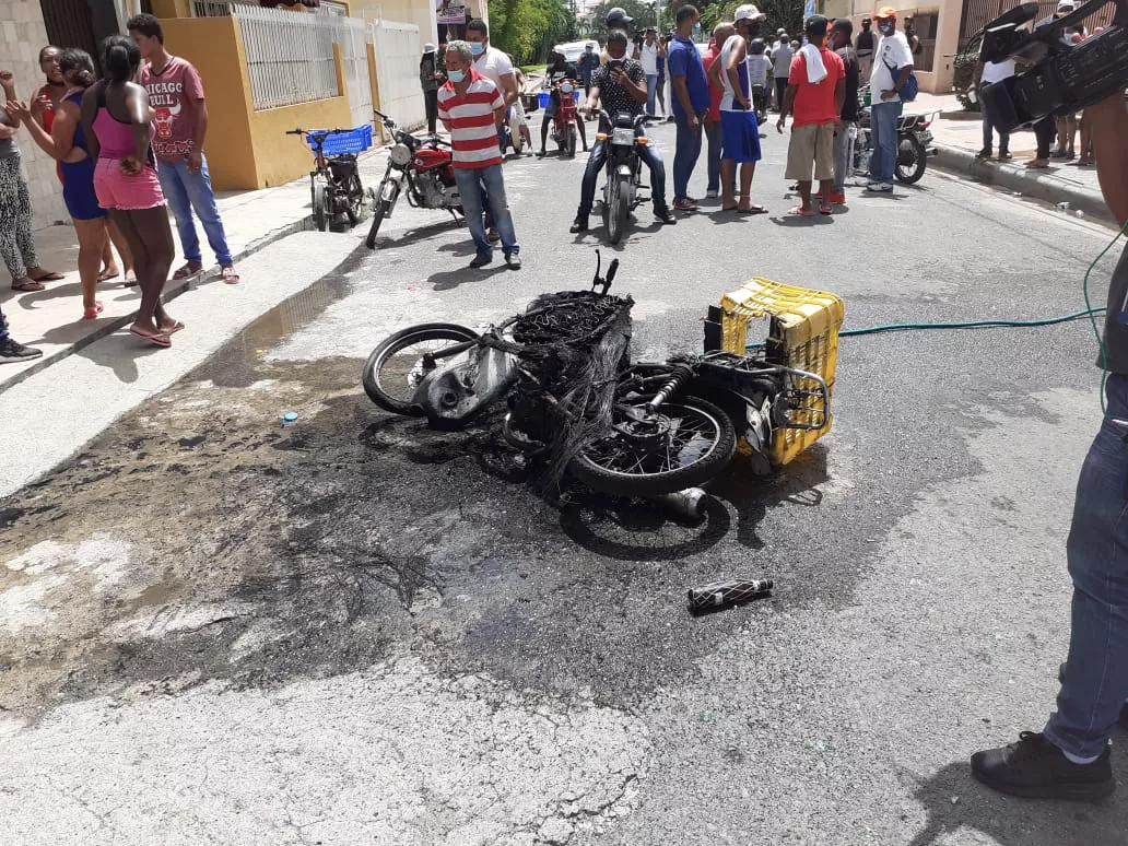 Vecinos incendian motor donde acusado habría trasladado cuerpo de menor en Ensanche Isabelita