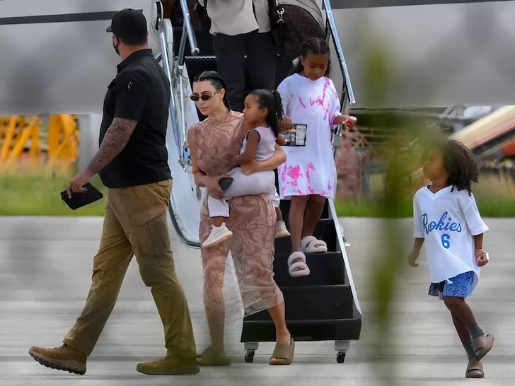 Kim Kardashian, Kanye West e hijos regresan a Miami tras pasar una semana en RD