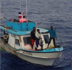 Armada y Coast Guart buscan pescadores desaparecidos en Banco de la Plata