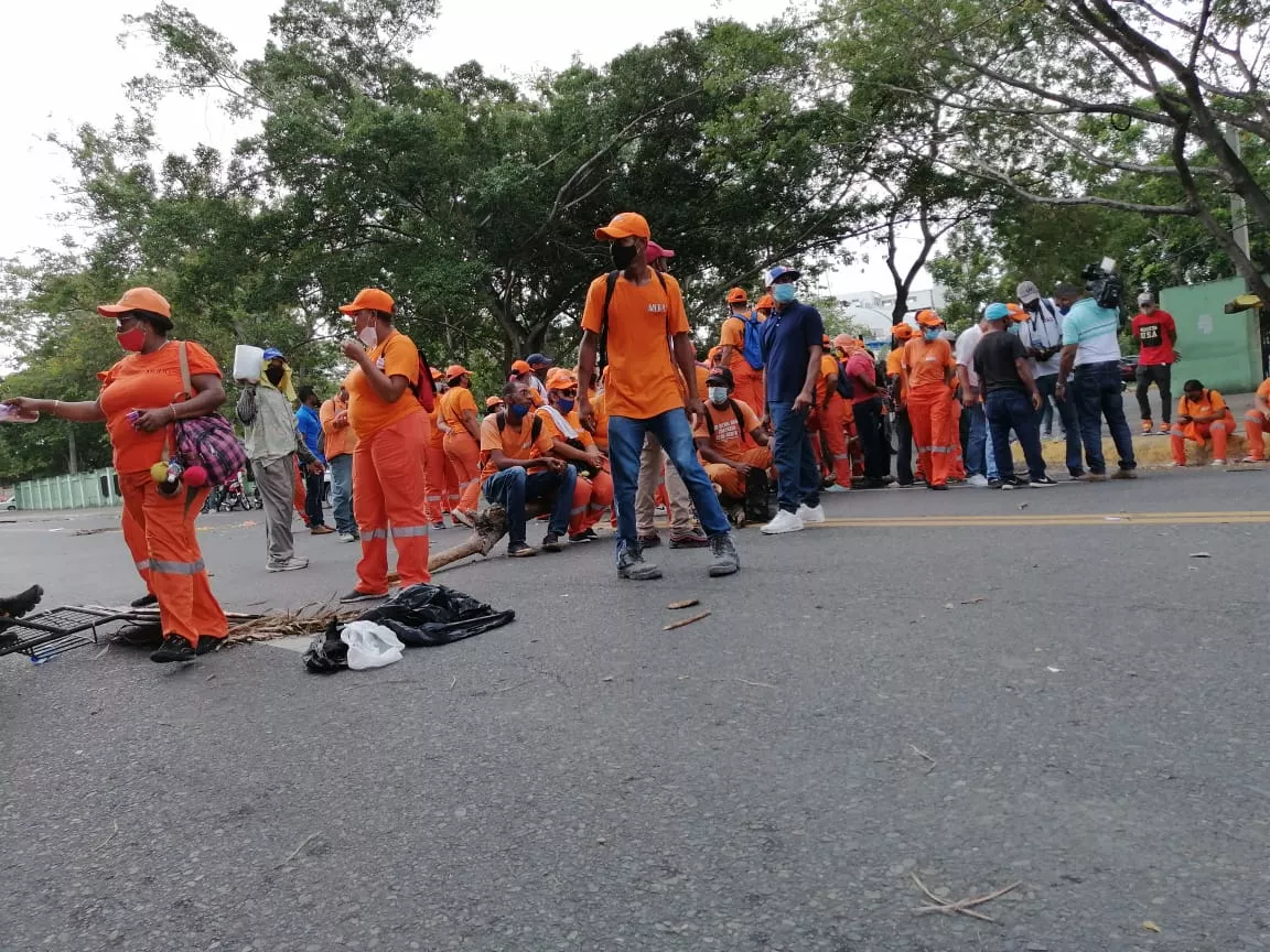 Empleados Obras Públicas bloquean acceso al ministerio en reclamo de pagos atrasados