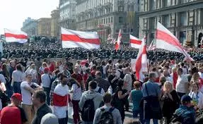 Manifestantes protestan en Minsk contra Lukashenko