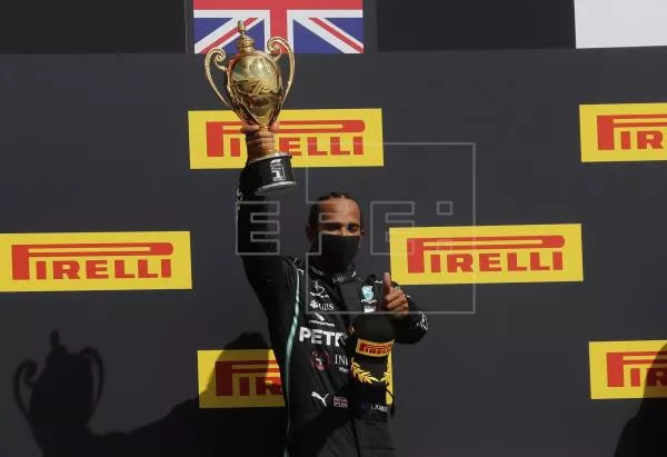 Hamilton gana, con un neumático pinchado, por séptima vez en Silverstone