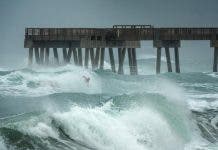 Isaías se «pega» sin tocar la costa este de Florida, para suerte de surfistas