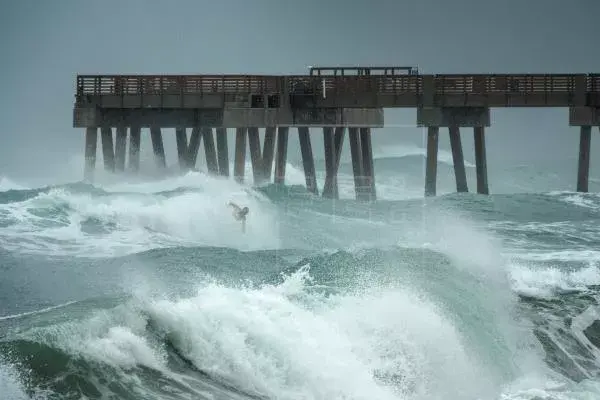 Isaías se «pega» sin tocar la costa este de Florida, para suerte de surfistas