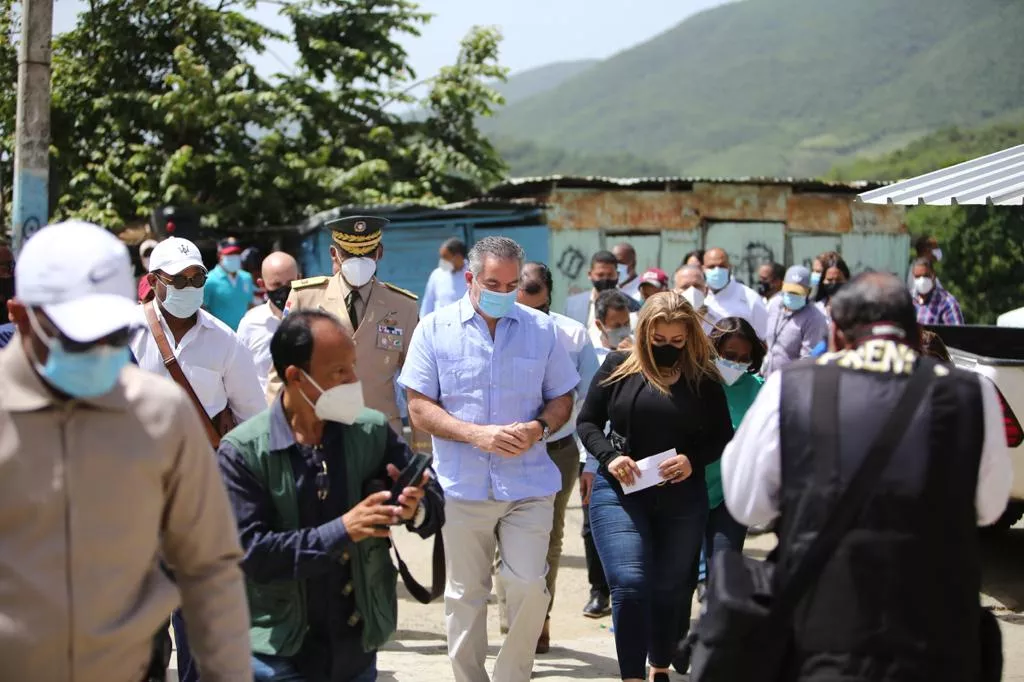 Neney Cabrera dispone reconstrucción de casa a señora de 108 años en Ocoa