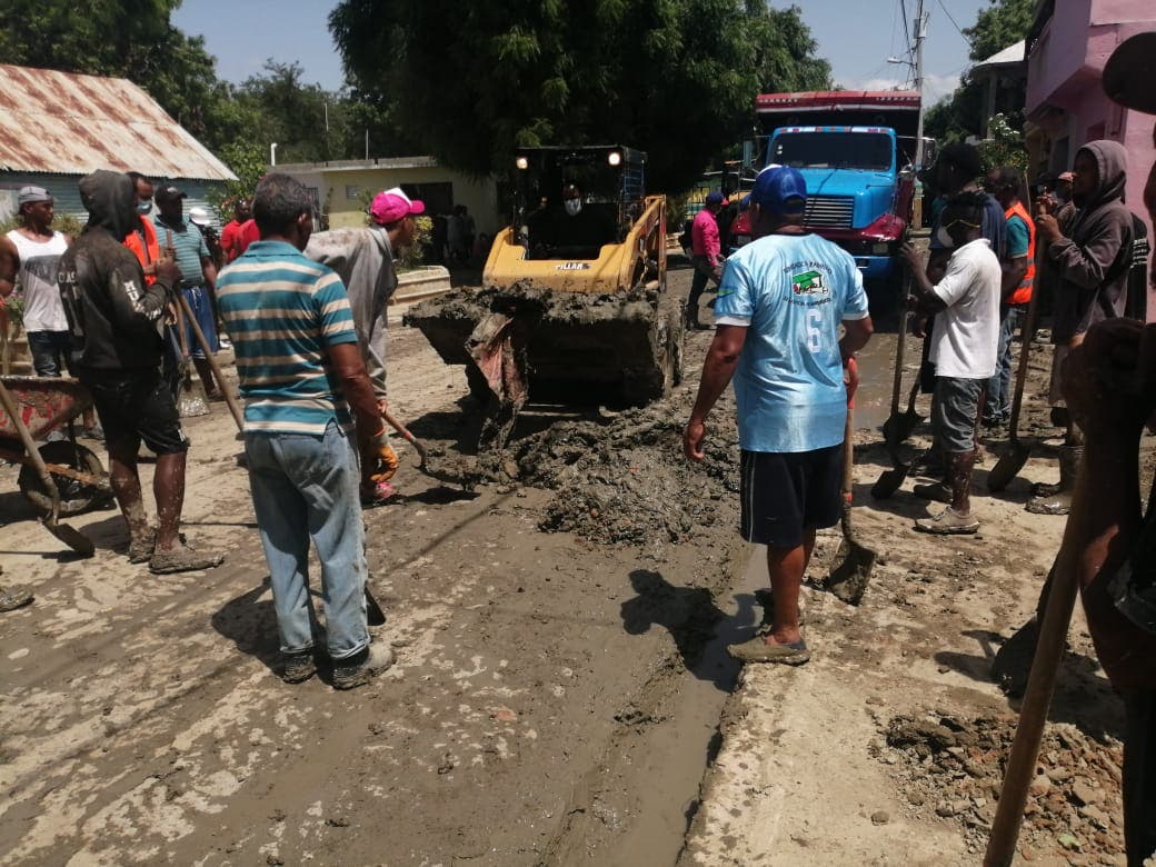 Obras Públicas interviene distrito municipal Uvilla en  Tamayo