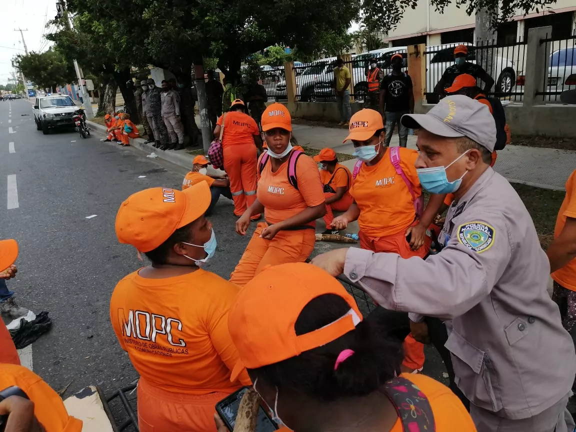 Trabajadores protestan frente a sede de Obras Públicas