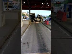 Dos camiones quedan atascados al intentar por el peaje del KM 25 de la Autopista Duarte