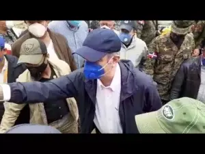 Abinader visita Los Ríos tras desbordamiento de cañada por tormenta Laura