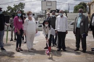 Vicealcaldesa afirma barrios de SDE serán beneficiados con obras