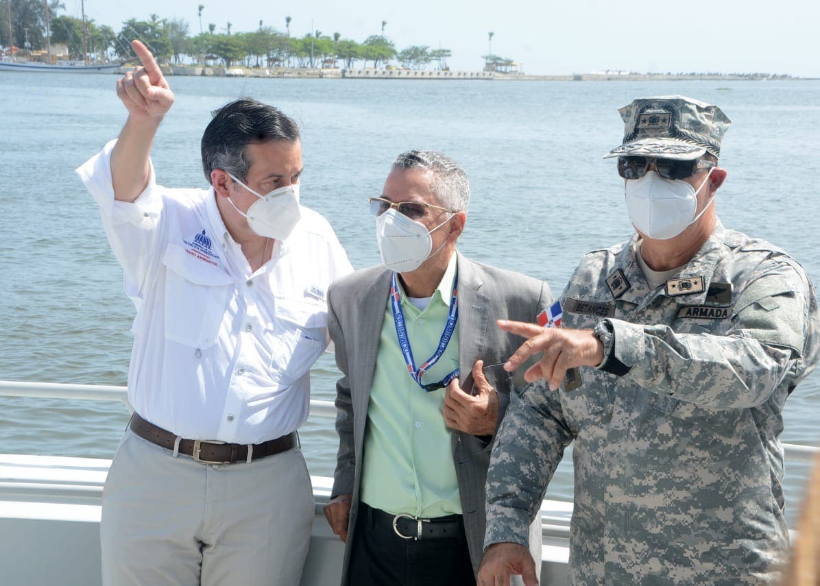 Comandante Armada recibe visita ministro Jorge Mera; realizan recorrido por Río Ozama