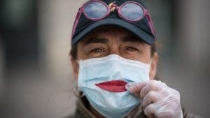 Cómo las mascarillas no sólo evitan la propagación de covid-19, sino que pueden reducir los síntomas en caso de infección